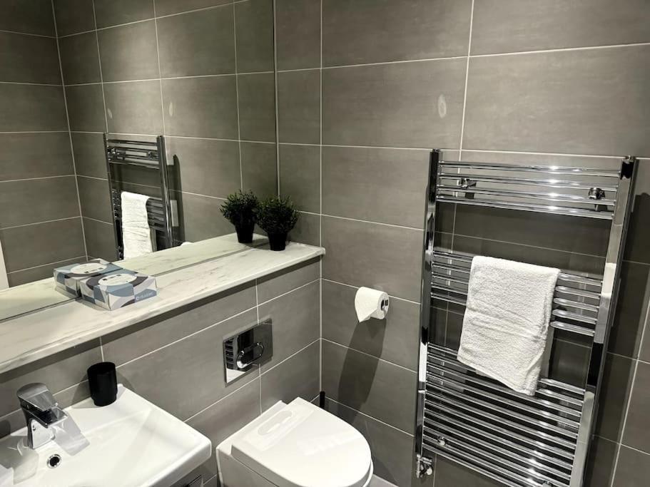 Luxury Oaks Suite, Free Private Parking, 2 Bed 2 Bathroom Apartment, Central Solihull Birmingham Exteriör bild