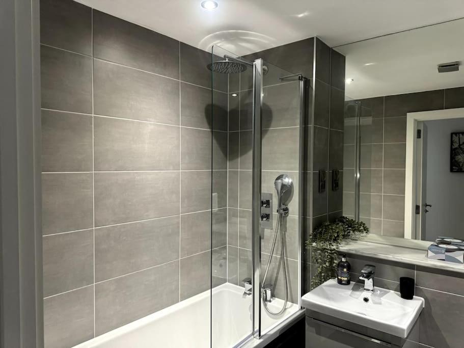 Luxury Oaks Suite, Free Private Parking, 2 Bed 2 Bathroom Apartment, Central Solihull Birmingham Exteriör bild