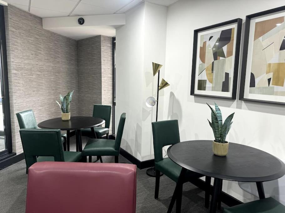 Luxury Oaks Suite, Free Private Parking, 2 Bed 2 Bathroom Apartment, Central Solihull Birmingham Exteriör bild