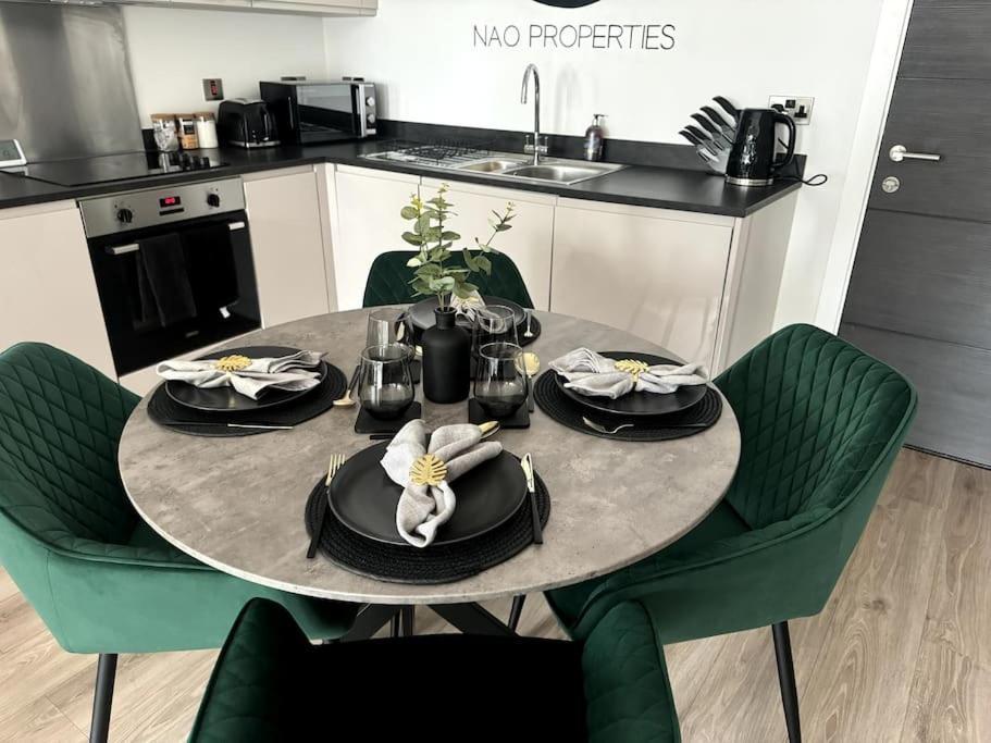 Luxury Oaks Suite, Free Private Parking, 2 Bed 2 Bathroom Apartment, Central Solihull Birmingham Exteriör bild