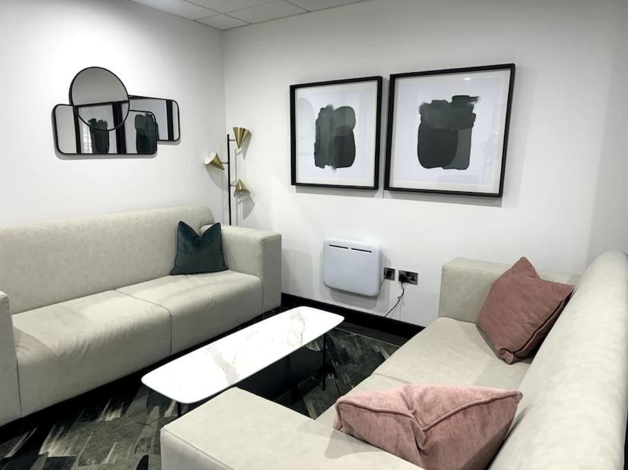 Luxury Oaks Suite, Free Private Parking, 2 Bed 2 Bathroom Apartment, Central Solihull Birmingham Exteriör bild